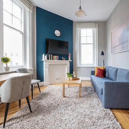 Sunny Corner Apartment In Center Of London